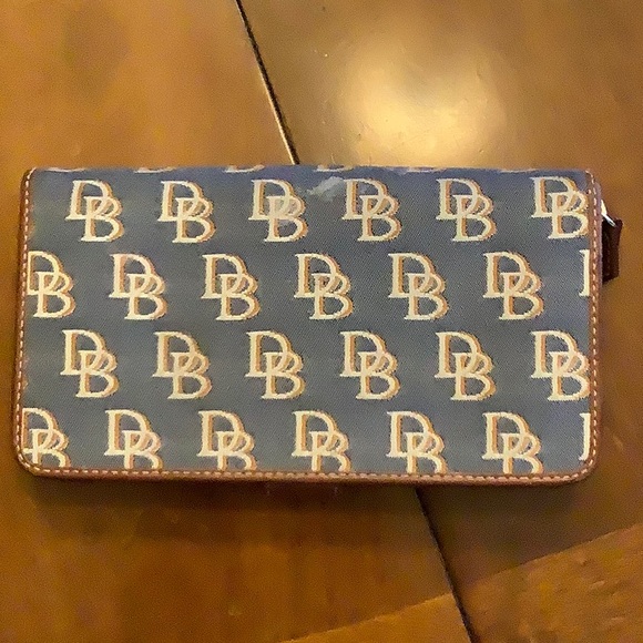 Dooney & Bourke wallet used many sections - Picture 8 of 10